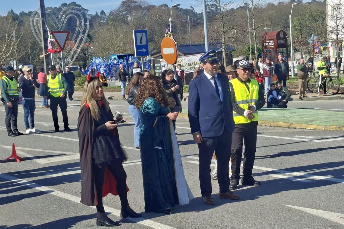 El alcalde Carlos Vieites y su grupo de ediles a la cabeza del desfile.
