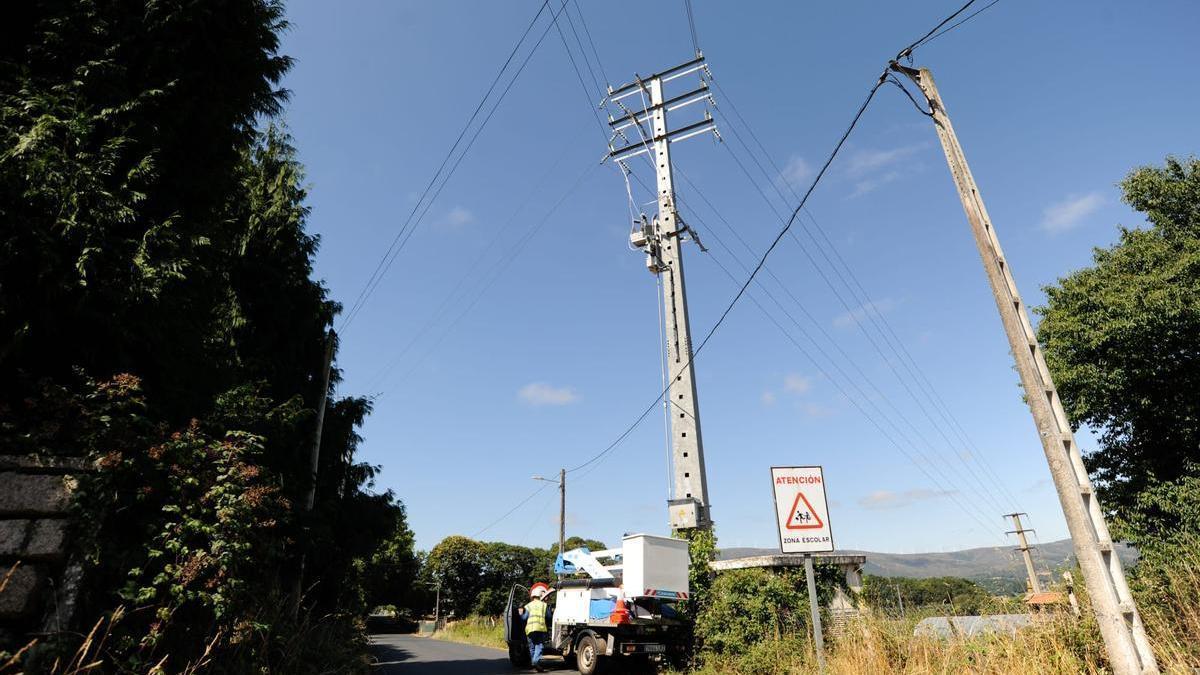 Trabajos de restablecimiento del suministro eléctrico en Vilatuxe