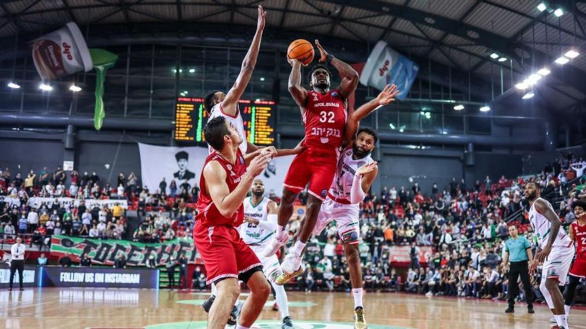 Retin Obasohan llança a cistella durant el partit d’ahir | FIBA