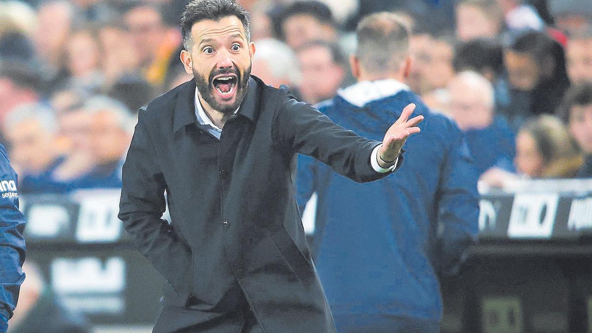 Carlos Corberán, anoche, en la banda de Mestalla.