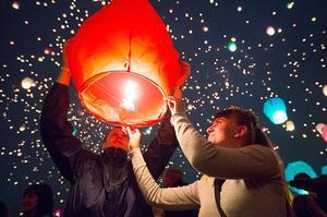 Els ciutadans de Poznan (Polònia) han celebrat el solstici d’estiu llançant milers de fanalets al cel.