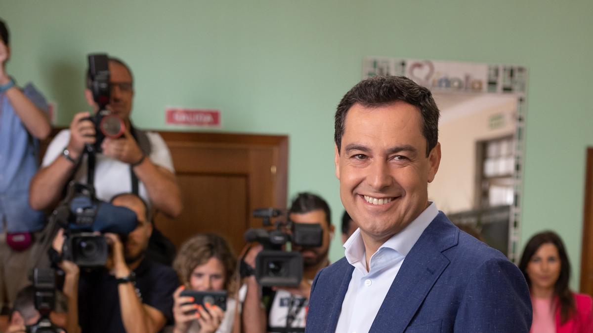 Juanma Moreno vota en Málaga para las Elecciones al Parlamento de Andalucía 2022.