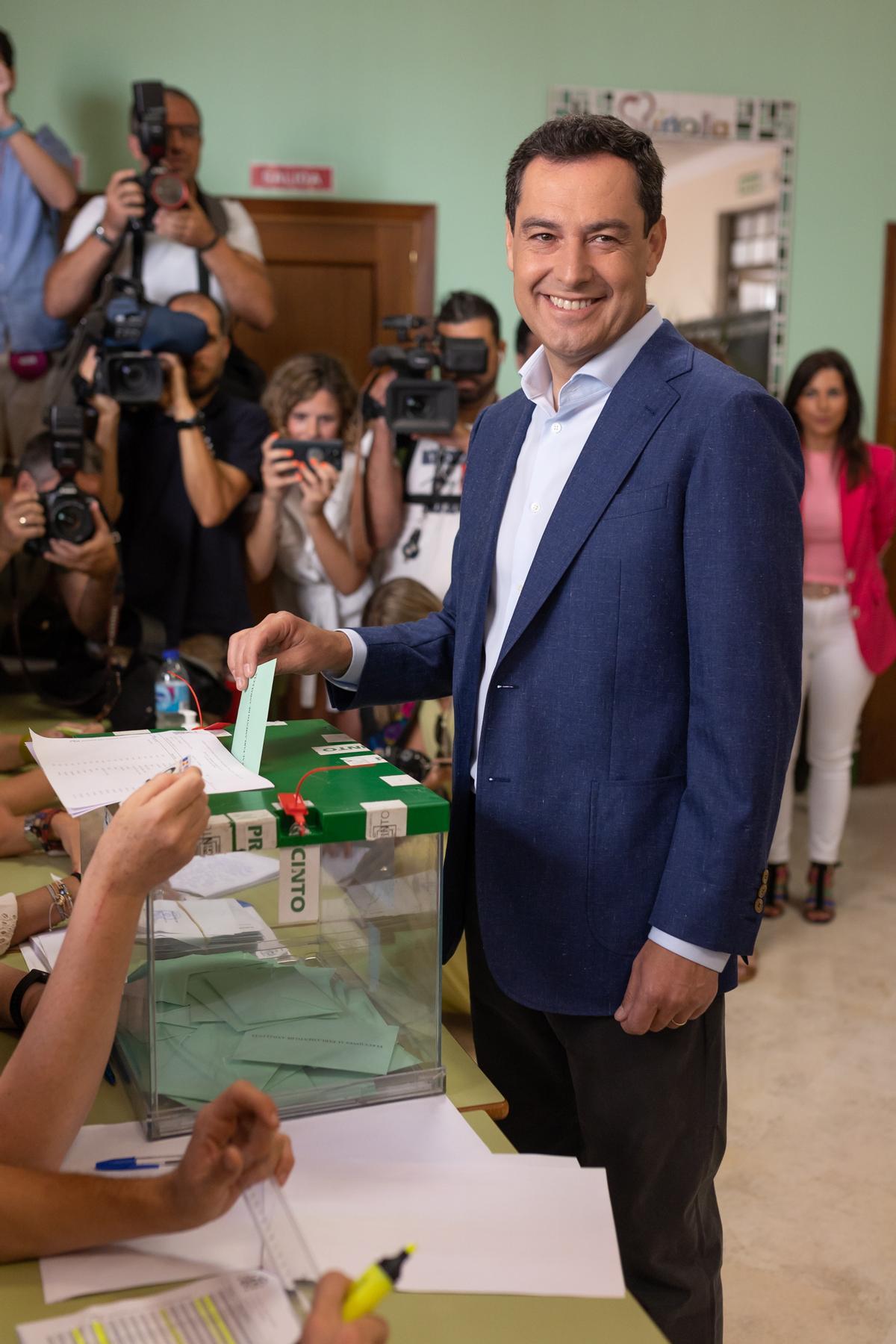 Juanma Moreno vota en Málaga para las Elecciones al Parlamento de Andalucía 2022.