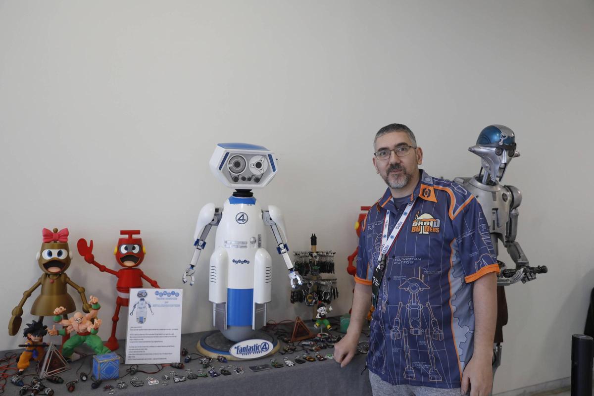 José Luis Pousada, con el robot Herbie.