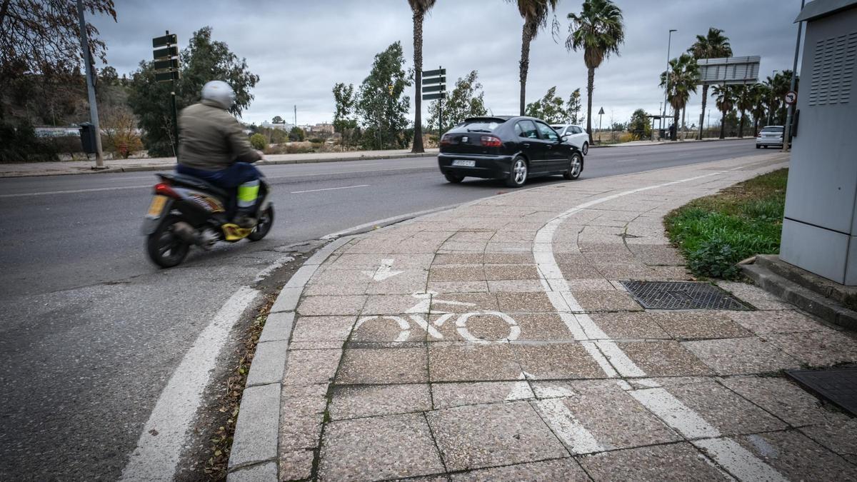 En Circunvalación, el carril bici consiste en una línea y varios símbolos blancos.