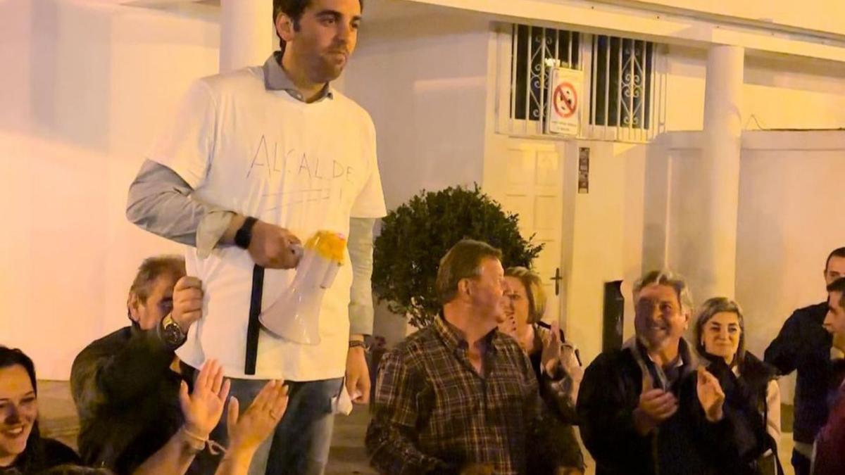 Álex Doval en la celebración electoral se dirige a los vecinos con altavoz en ristre/   | PPDEG