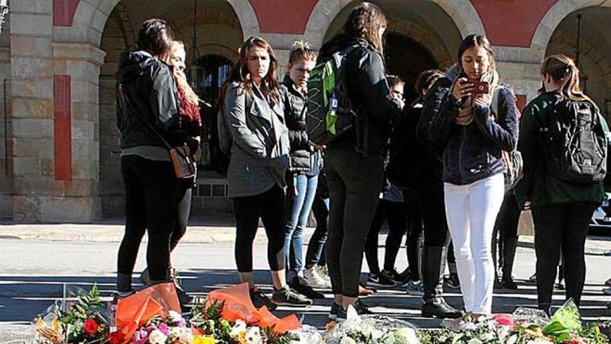 Flors i estelades en homenatge a Casals, ahir, davant del Parlament