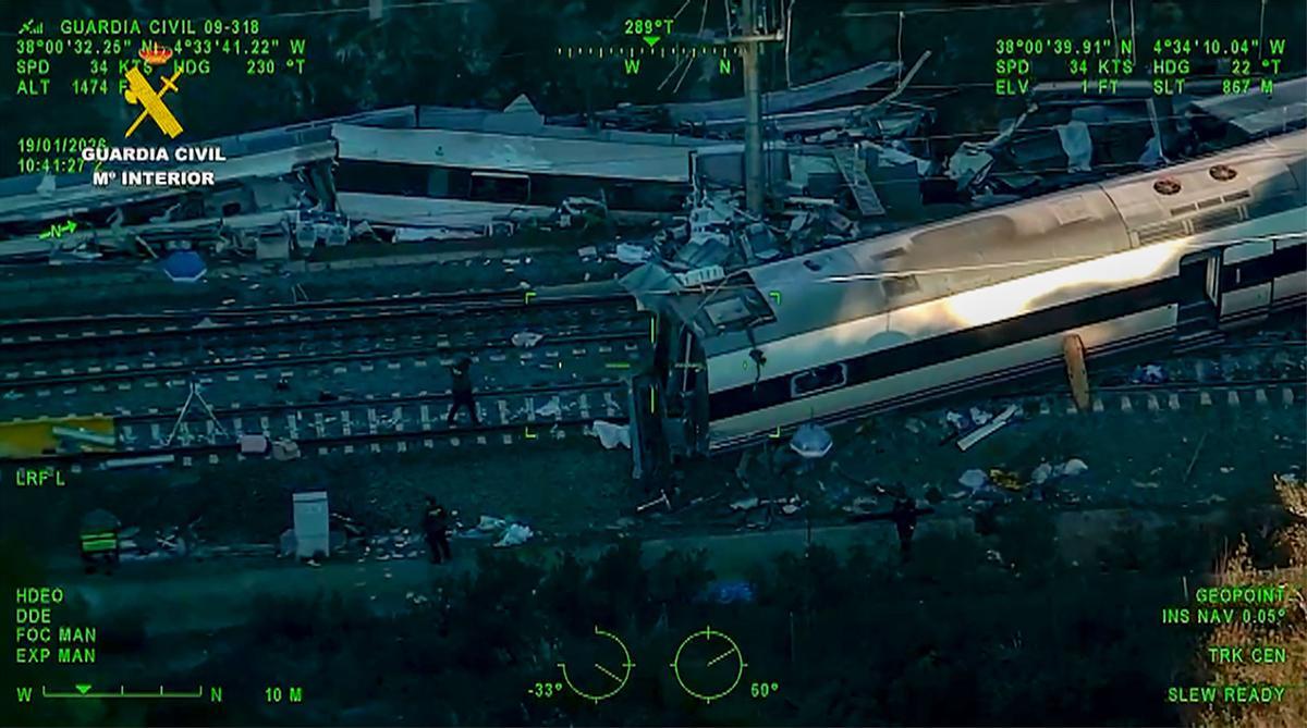 Imagen aérea del estado en el que quedó uno de los trenes accidentados.