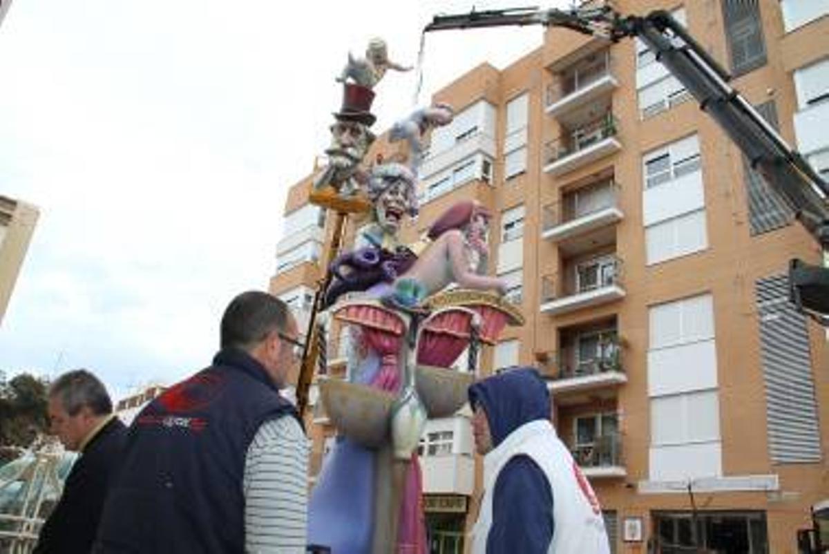 Galería fotos: Las comisiones falleras de Burriana sacan sus monumentos a la calle