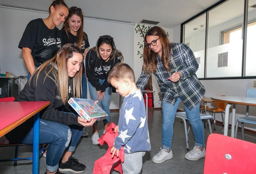 Visita del Rocasa al Hospital Universitario Materno Infantil de Gran Canaria.