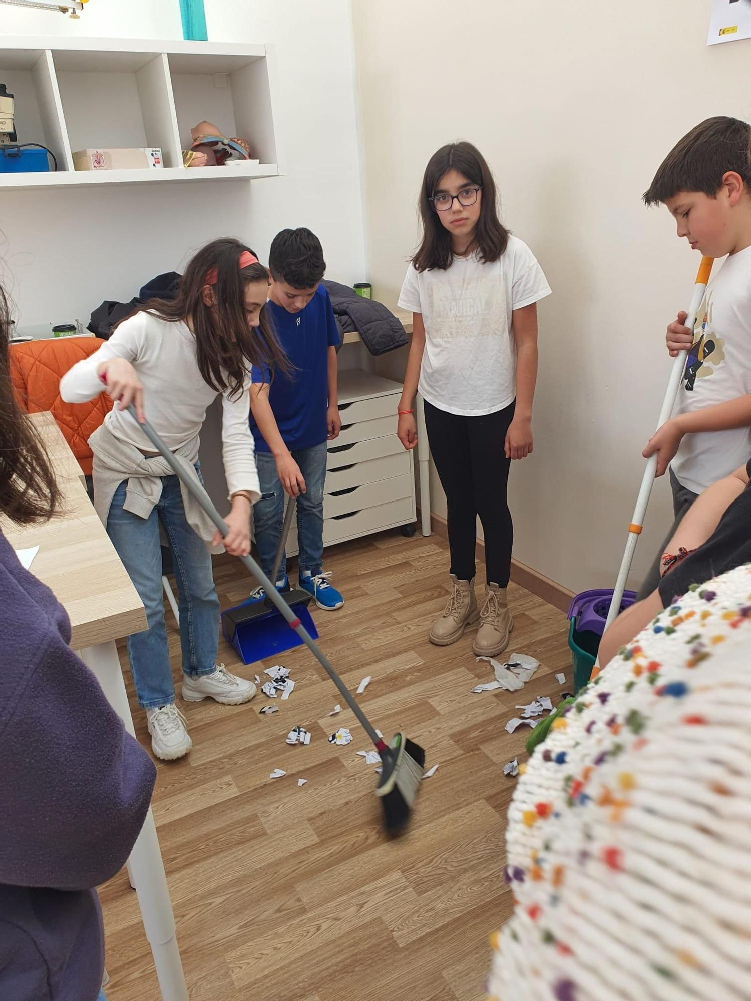 Niños y niñas de Valga realizando labores domésticas en igualdad.