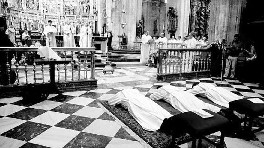 Los tres sacerdotes ordenados ayer, postrados en la Catedral durante el rezo de las letanías.