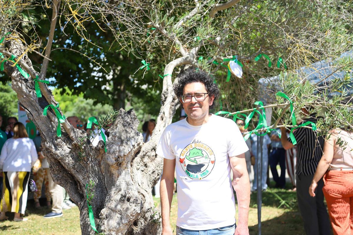 Pablo de la Torre silva, transplantado de riñon, junto al Árbol de la Vida