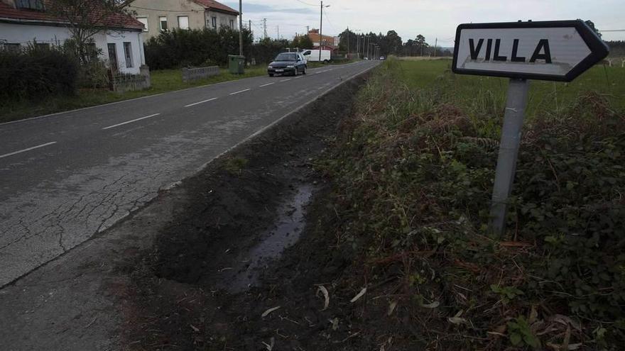 Trabajos de mantenimiento en la carretera de Grado