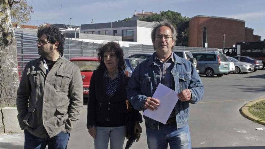 Viñas, Rivera y Guarido, ayer en el Hospital Provincial. Detrás se ve la capilla de ladrillo.