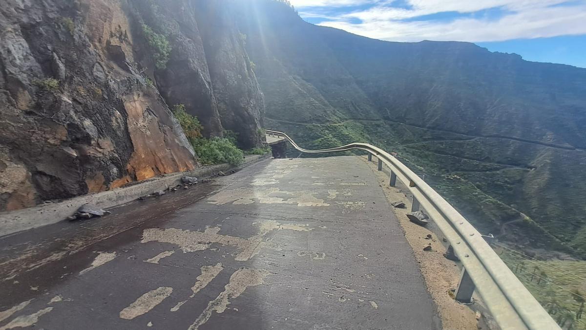 Panorámica de la vía de Vallehermoso que se hundió como consecuencia de las precipitaciones de la borrasca Therese.