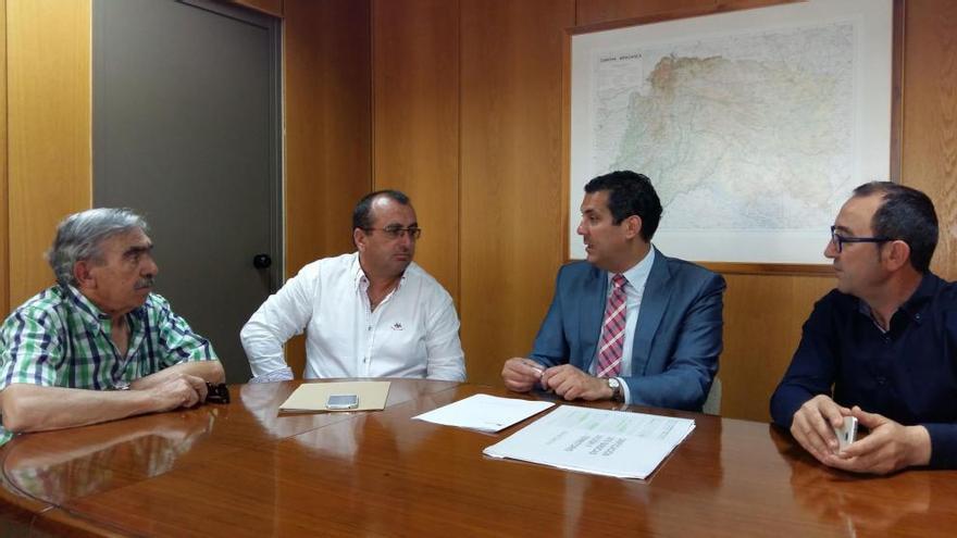 Representantes de la Mancomunidad de Tierra del Vino, reunidos con Alberto Castro.