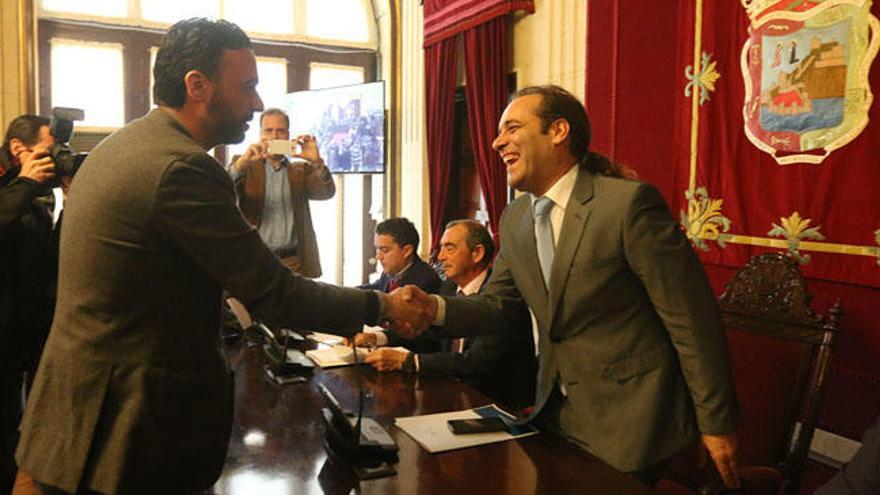 El edil responsable de Limasa, Raúl Jiménez, saluda a Juan Cassá como presidente de la comisión.
