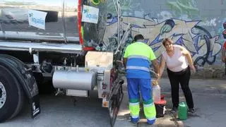 Los camiones cisterna llegan a Baena tras la declaración del agua del grifo como no apta para el consumo