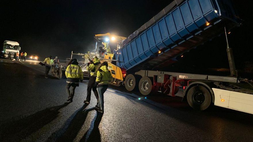 Trabajos de reasfaltado en la autopista TF-1.