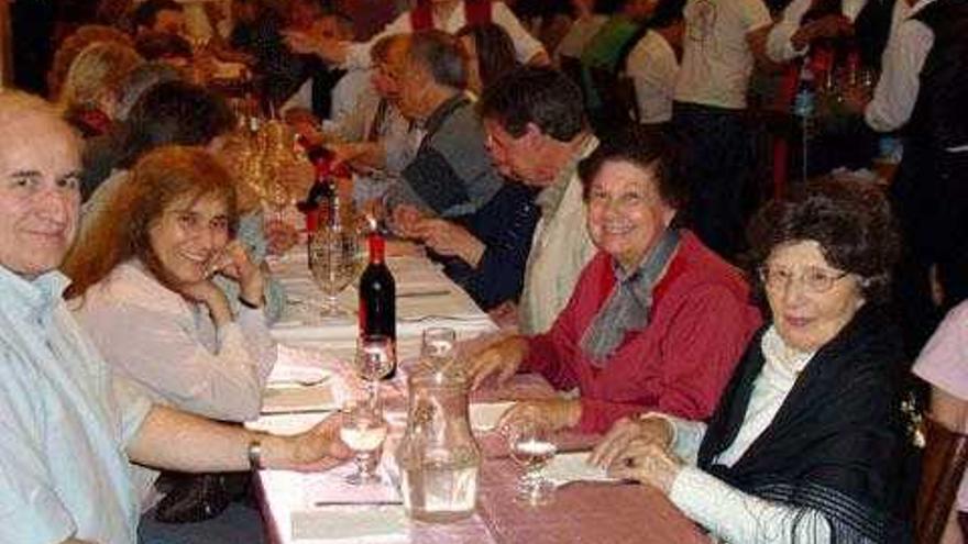 Tras los bailes todos los asistentes participaron en una animada cena