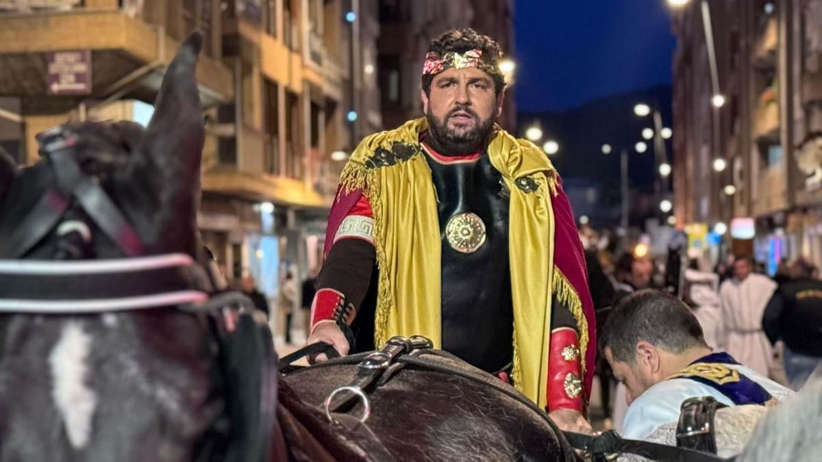López Miras encarna en la Semana Santa de Lorca al emperador Teodosio