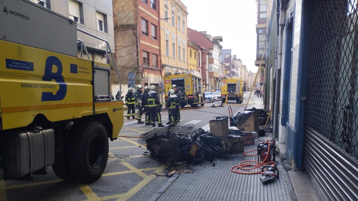 Muere un hombre en el incendio de un bazar chino de La Felguera