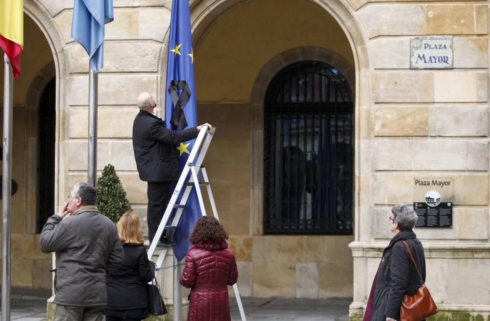 Colocación del crespón negro en la bandera europea