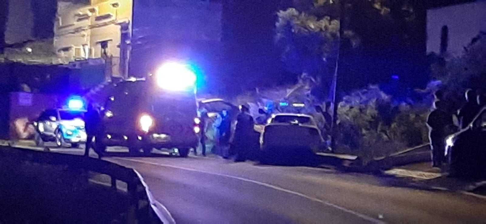 Un coche se sale de la vía en la carretera de San Lorenzo