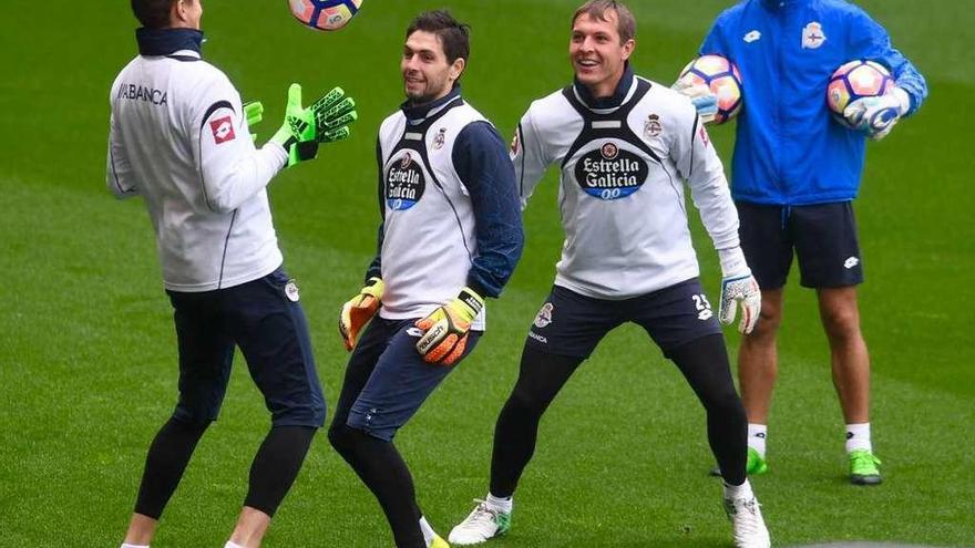 Tyton, Lux y Roef, en el entrenamiento de ayer bajo la supervisión de Manuel Sotelo.