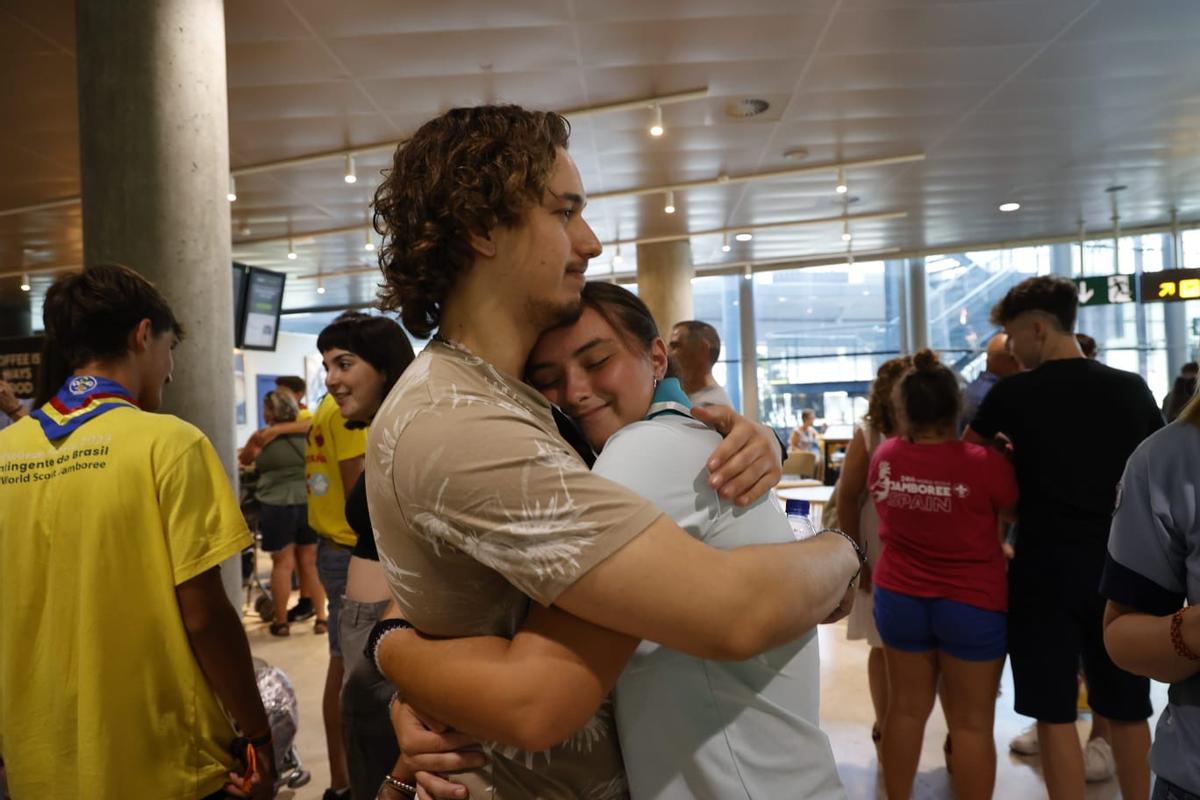 La scout Aitana Perigüell abraza a su novio Adrián en el aeropuerto