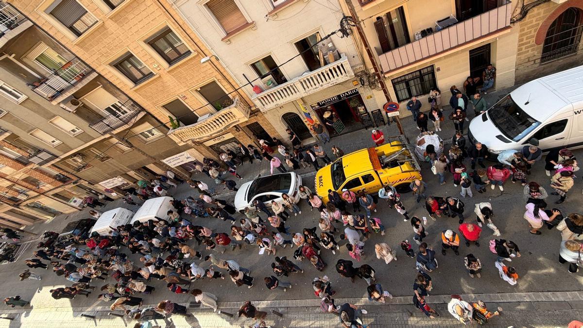 Aglomeración de padres y vehículos estacionados durante la salida de los alumnos de la escuela Pàlcam, esta semana