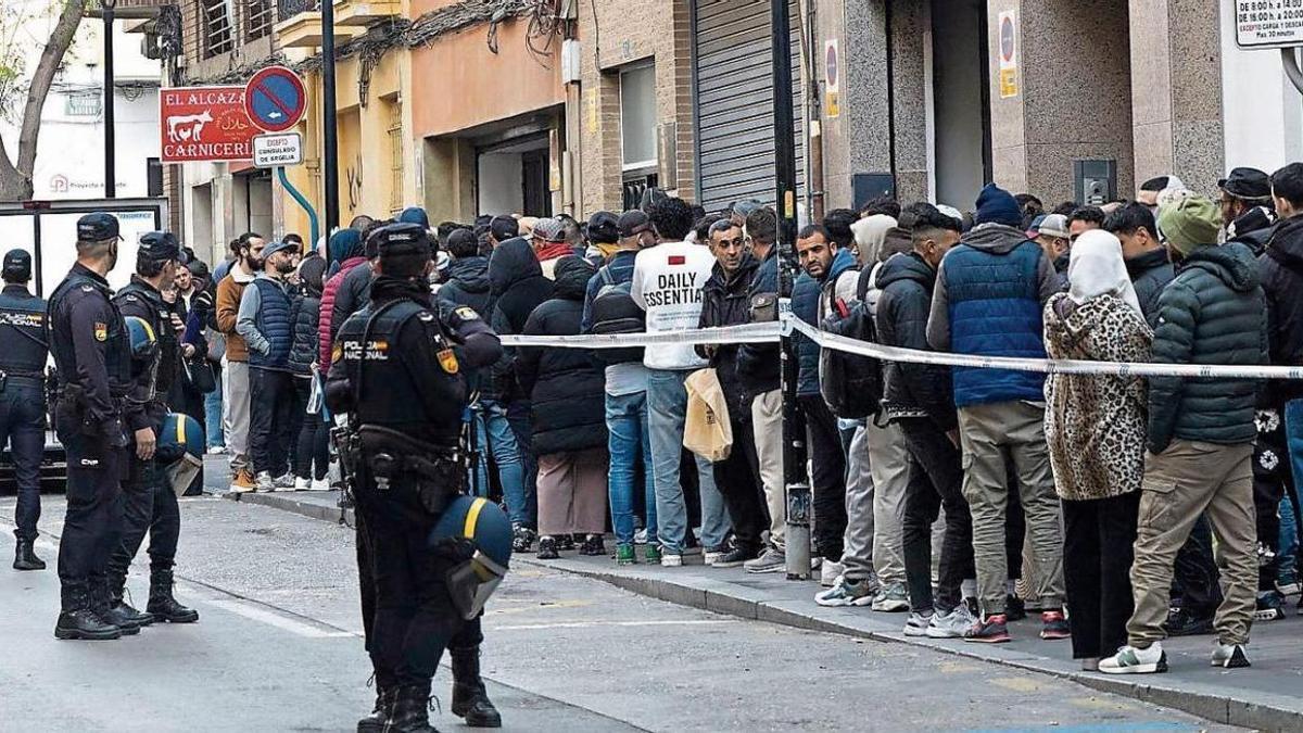 Inmigrantes haciendo cola en el consulado de Argelia en Alicante.