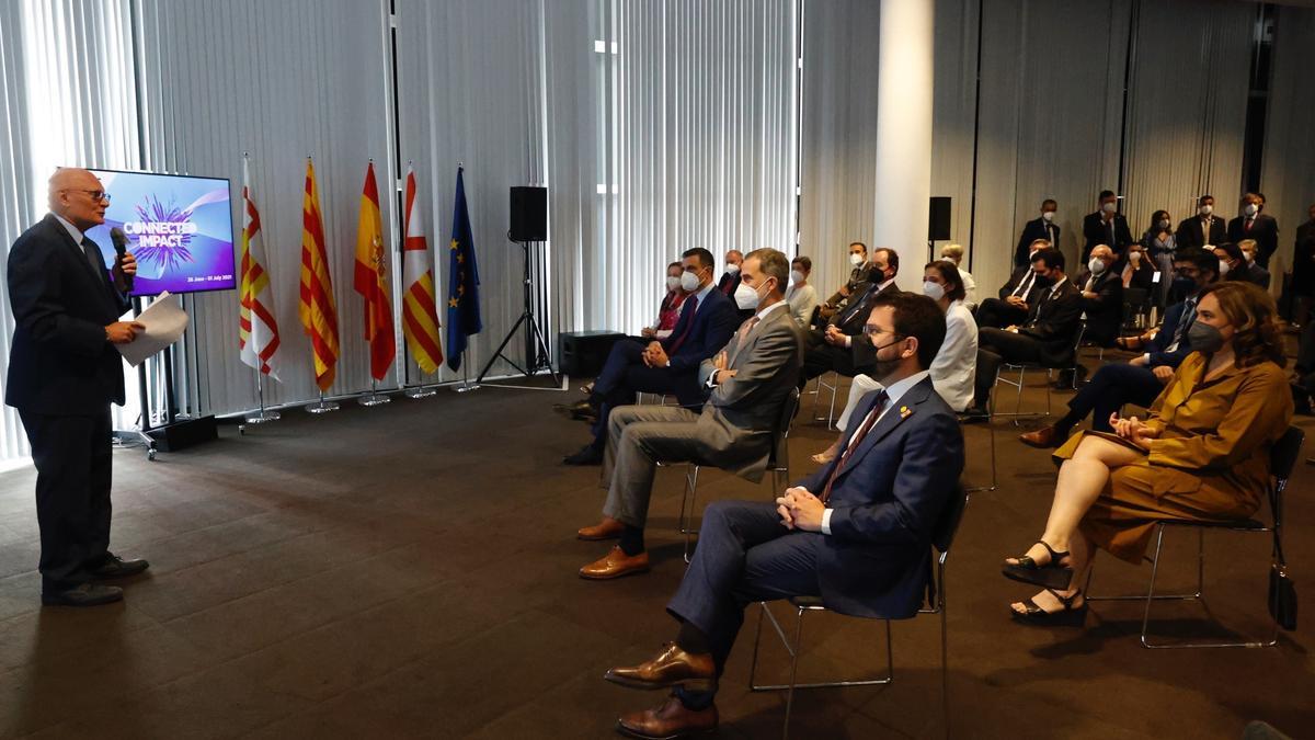 El conseller delegat de la GSMA, John Hoffmann, en la conferència inaugural del MWC amb el rei Felip VI; el president del Govern espanyol, Pedro Sánchez; el de la Generalitat, Pere Aragonès; l&#039;alcaldessa de Barcelona, Ada Colau, i altres autoritats.