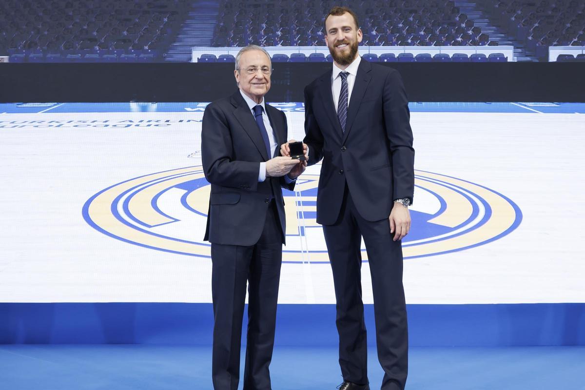 Florentino Pérez agradeció a Sergio Rodríguez sus servicios como jugador blanco y ahora en los despachos