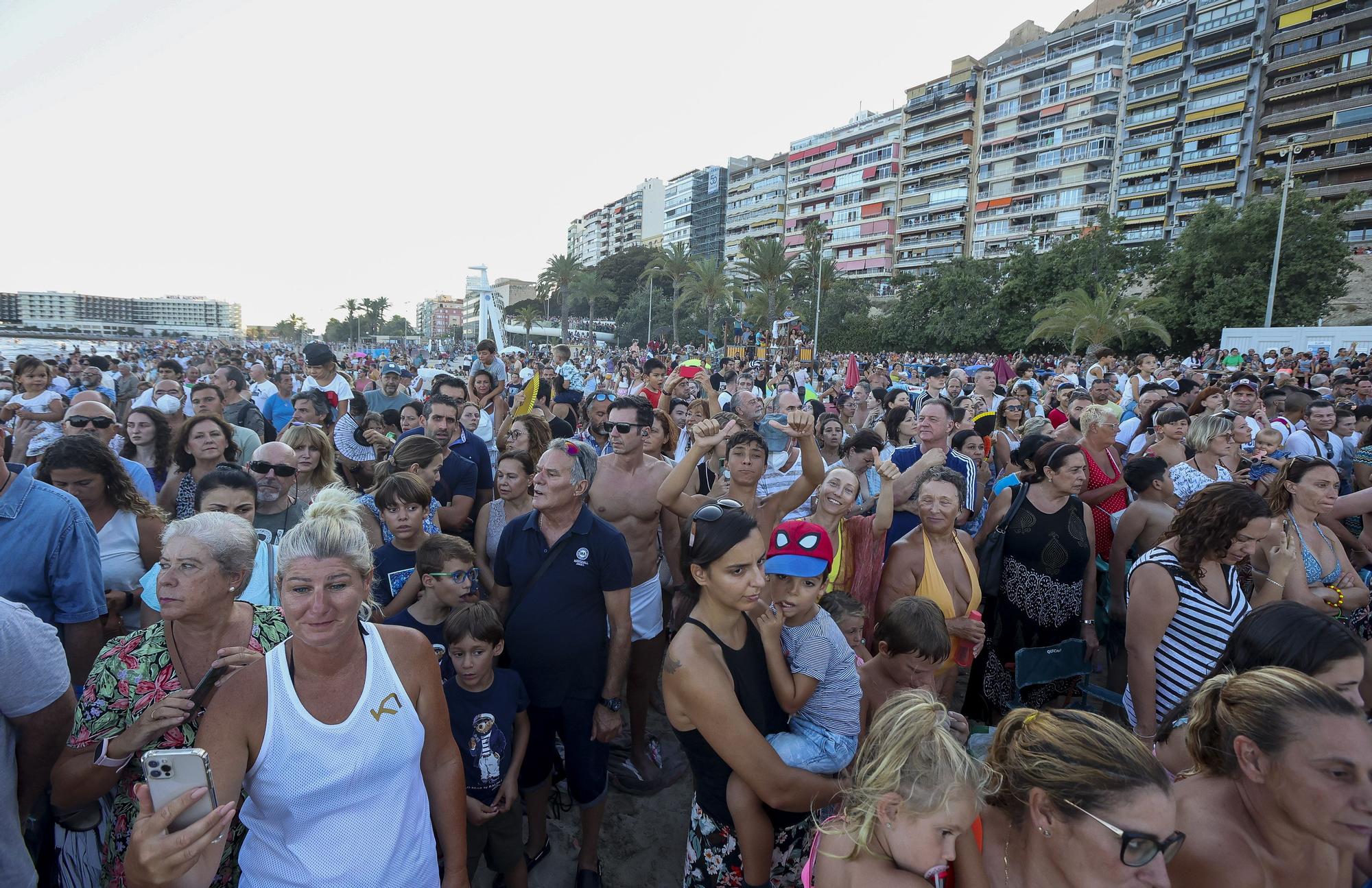 Representación de una batalla medieval en la playa del Postiguet de Alicante