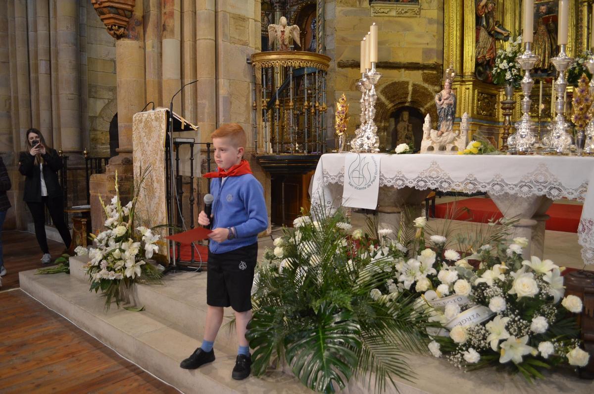 Ofrenda floral del colegio San Vicente de Paúl de Benavente a la Virgen de la Vega, en imágenes
