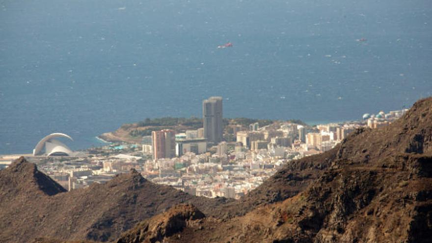 Panorámica de Santa Cruz de Tenerife tomada desde las cumbres de Anaga.