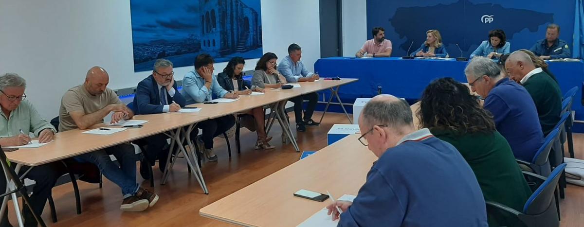Por la izquierda, Ramón Artime, Guzmán Pendás, Alfredo Quintana, Carlos Manso, Diana Sánchez, Ana Barrientos y Carlos Manso. En la mesa, presidiendo el encuentro, José Luis Viesca, Teresa Mallada, Beatriz Polledo y Juan Sutil. A la derecha, en primer término, Santiago Álvarez, Amparo Antuña, Ramón Cañal y René González.