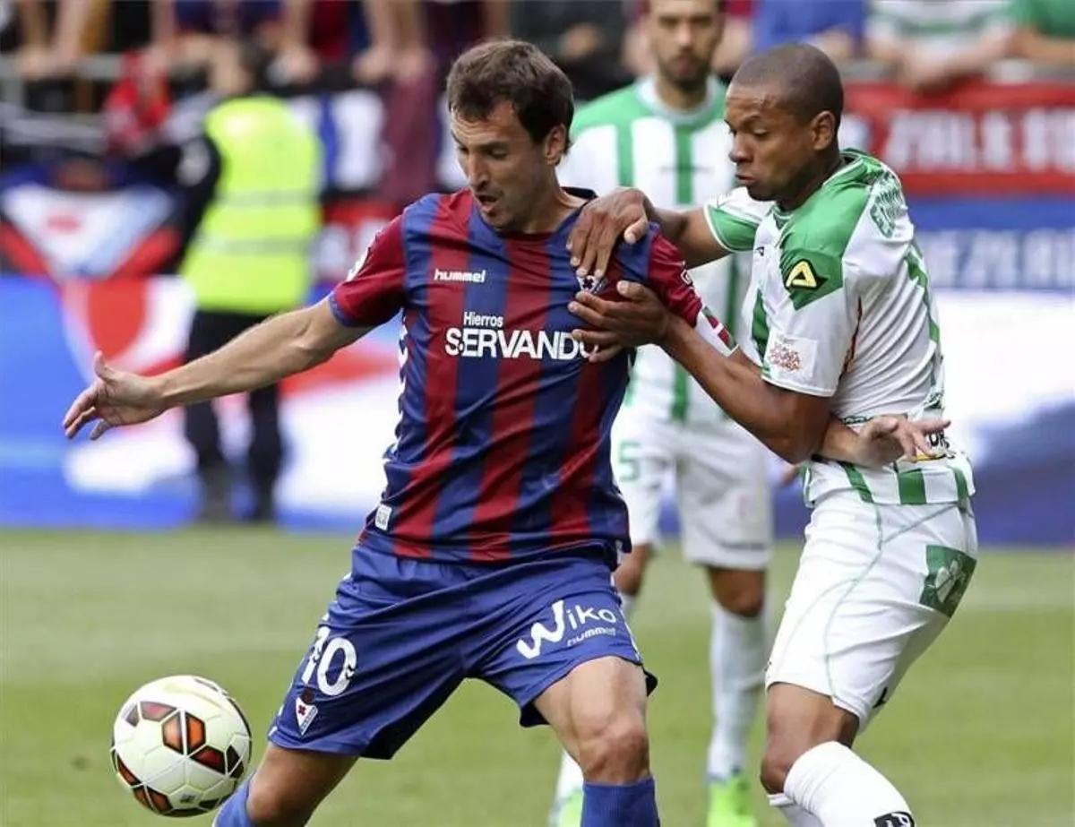 Edimar presiona un balón rival durante el Eibar-Córdoba CF en Ipurúa de la 14-15.