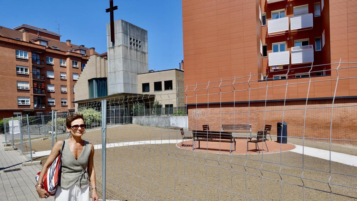 Una paseante delante del recuperado espacio de Ceares.