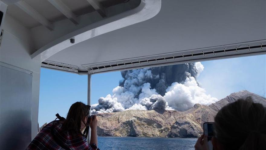 Una cámara captó a turistas en el cráter del volcán de Nueva Zelanda justo antes de la explosión