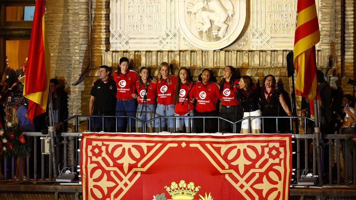 Las jugadoras del Casademont Zaragoza dando el pregón en el balcón del Ayuntamiento