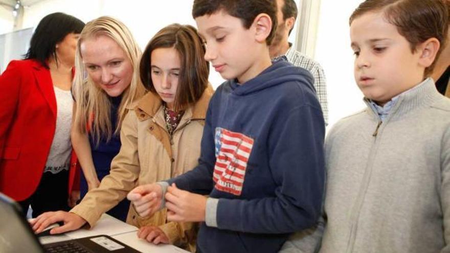 Lila Tretikov, de Wikipedia, último galardón de Cooperación Internacional, con alumnos del colegio Clara Ferrer, en la pasada edición de los premios &quot;Princesa de Asturias&quot;.