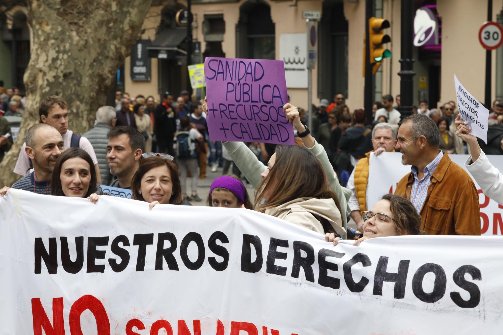 En imágenes: Los sanitarios se manifiestan en Gijón al grito de "no queremos más dinero, queremos mejores condiciones laborales"