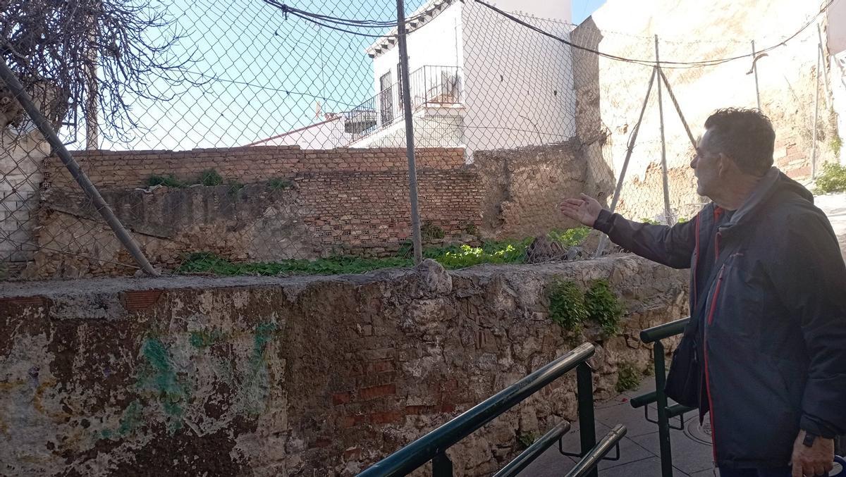 Miguel López Castro, en calle Olivar, ante el solar pendiente de expropiación para comunicar la vía.