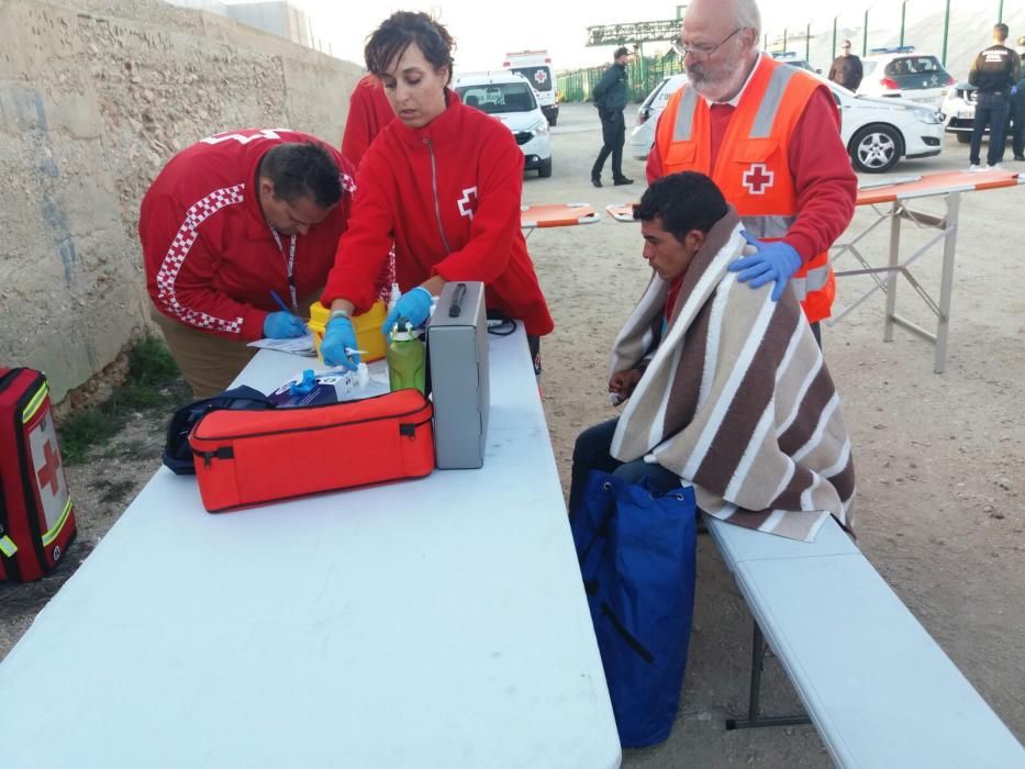 Rescate de 21 inmigrantes en dos pateras al sur de Torrevieja por parte del servicio marítimo de la Guardia Civil