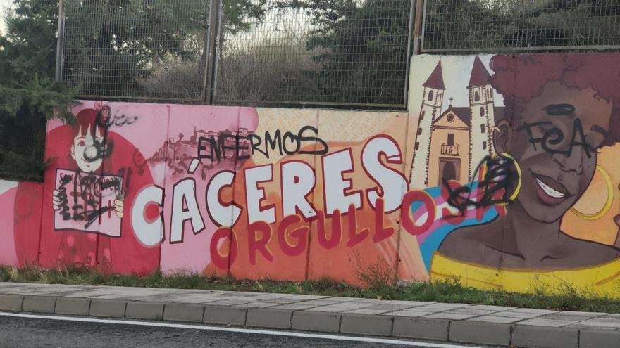 El PSOE de Cáceres pide que se repare el muro LGTBI que atacaron en Castellanos