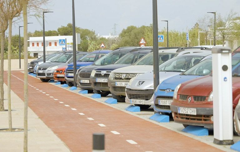 Varios vehículos aparcados en la zona azul