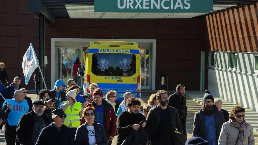 Participantes en la marcha por la sanidad pública pasan ante el servicio de urgencias del Hospital Comarcal do Salnés. // Iñaki Abella